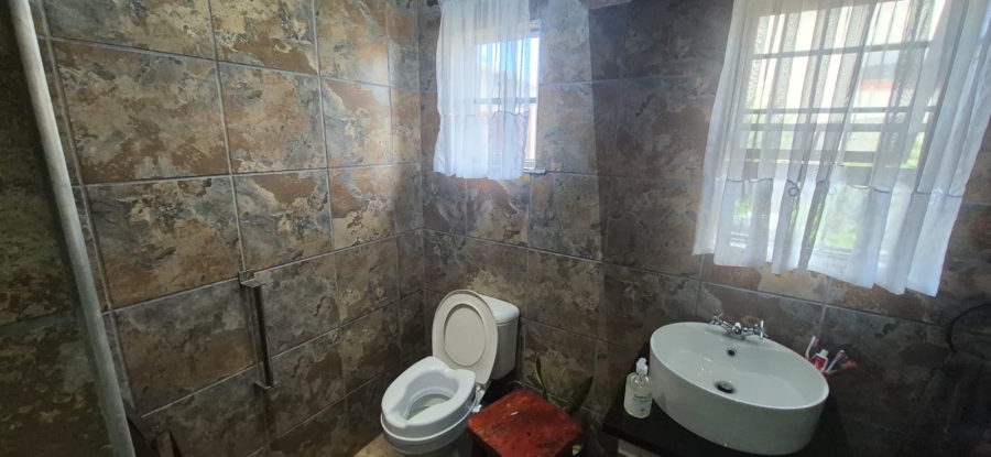 5 Bedroom Property for Sale in Greenfields Eastern Cape